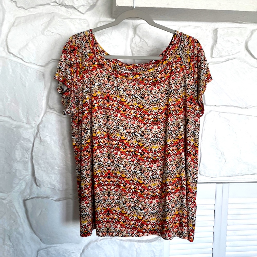 Skye’s the limit print top w/ short sleeves & 5% spandex, rounded neckline